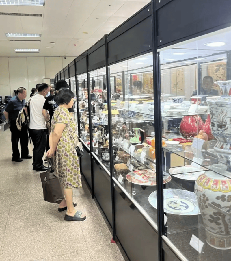 古董拍卖：文物市场的脉搏跳动